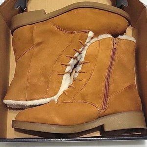 American Eagle Outfitters Women's Fur Lined Hiker Boots. NEW!